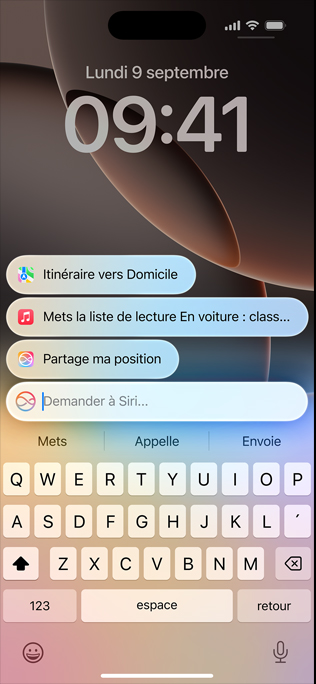 Un iPhone 16 Pro affichant la toute nouvelle version de Siri et la fonctionnalité Écrire à Siri.