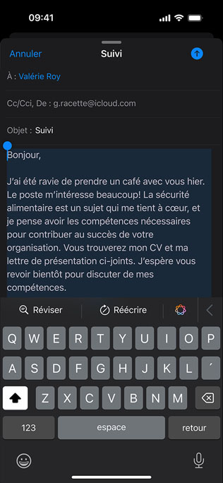 Animation montrant l’utilisation des outils d’écriture propulsés par Apple Intelligence sur iPhone 16 Pro