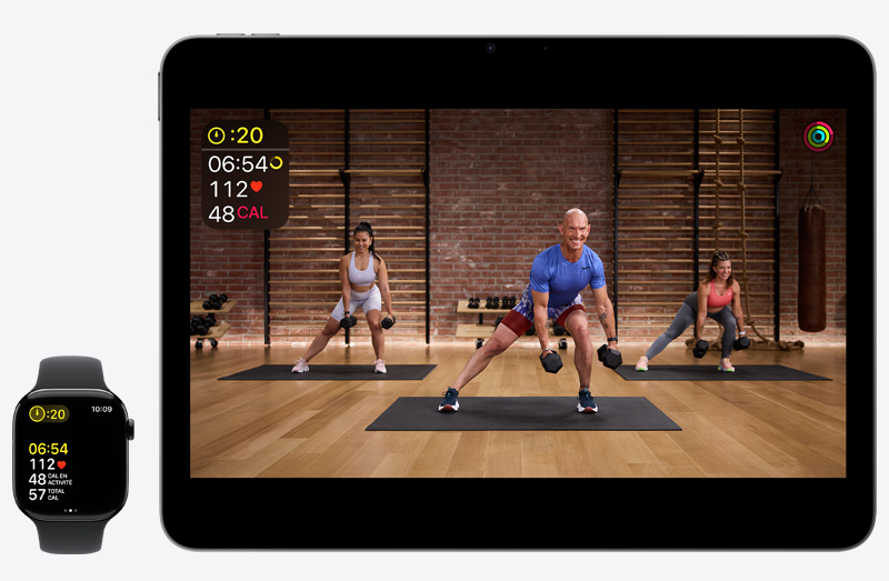 n entraînement Apple Fitness+ affiché sur un iPad Pro 13 pouces, et les données de cet entraînement affichées sur une Apple Watch Series 10, placée à côté.