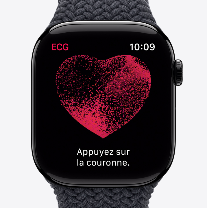 L’app ECG sur une Apple Watch Series 10 affiche des particules en mouvement à l’intérieur d’un cœur rouge. On peut lire : « Appuyez sur la couronne. »
