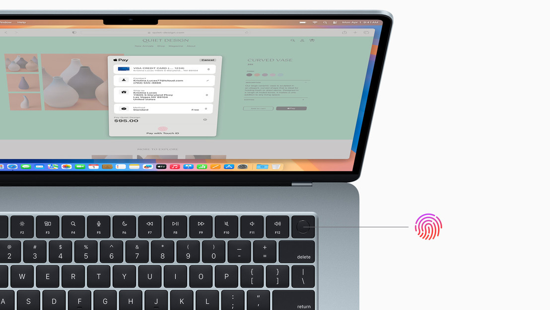 Een geopende MacBook Air in de kleur hemelsblauw, waarop wordt aangegeven waar de Touch ID-knop zit.