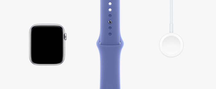 مصطفة في صف واحد: منظر أمامي لساعة Apple Watch SE، وحزام رياضي بلون Periwinkle (ليلكي/أزرق)، وكابل الشاحن المغناطيسي إلى ‏USB-C.