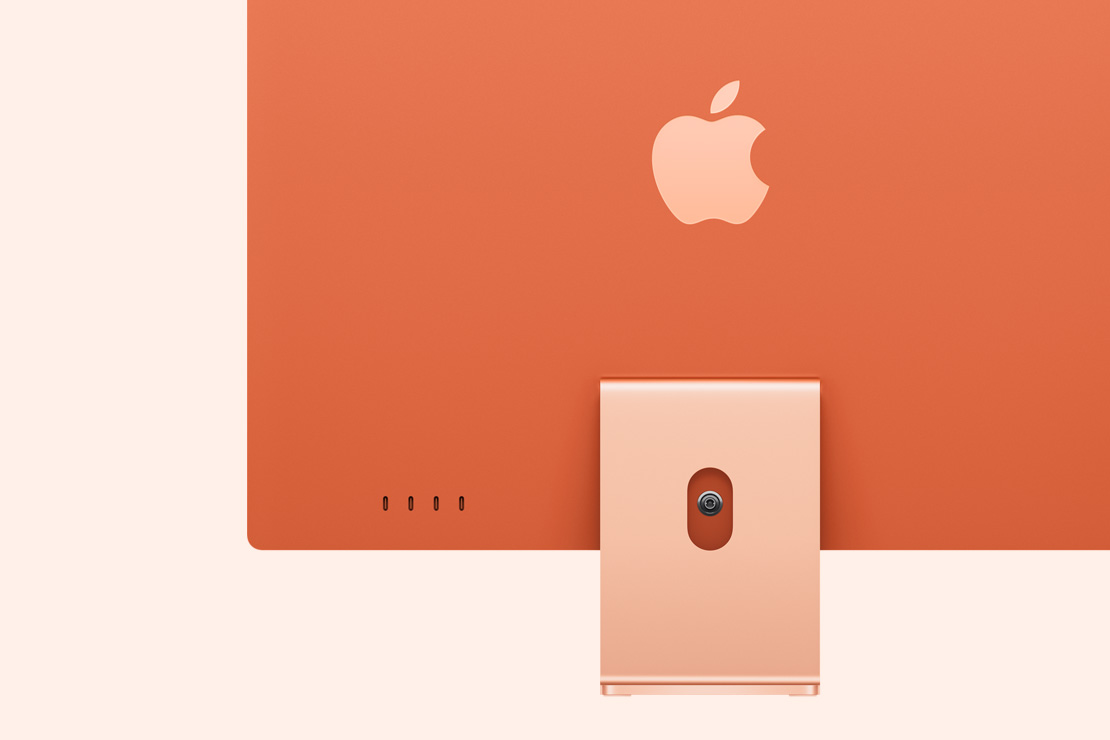 iMac orange vu de dos, avec quatre ports USB-C.