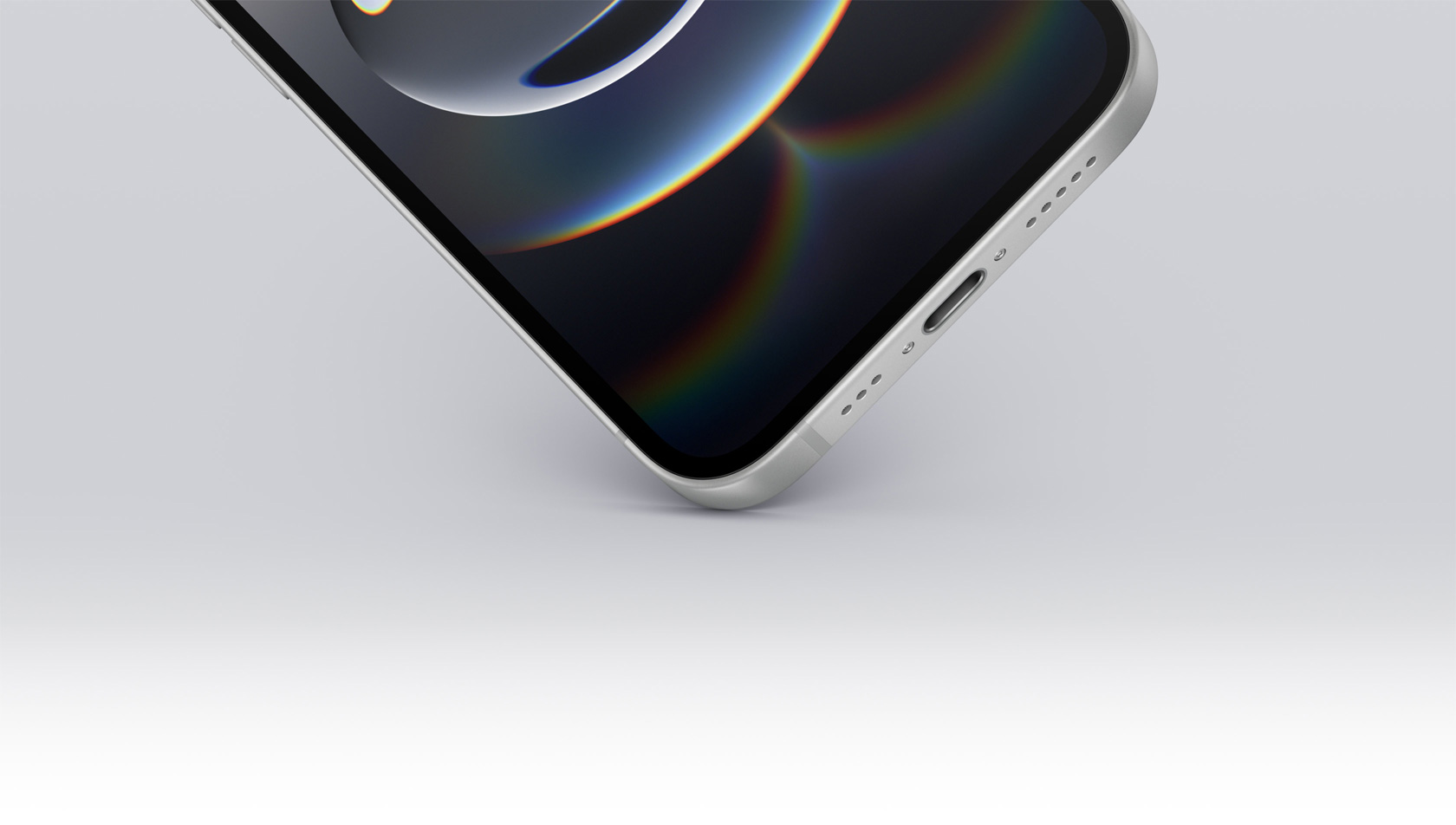 Angle inférieur d’un iPhone 16e montrant le port USB‑C, heurtant le sol et restant intact.