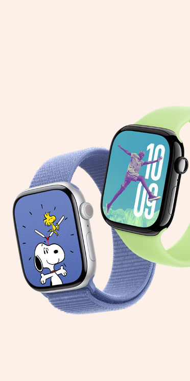Deux Apple Watch Series 10. La première a un cadran Snoopy et un bracelet sport à rabat pervenche (violet/bleu), la deuxième a un cadran Photos et un bracelet solo aurore boréale (vert pâle).