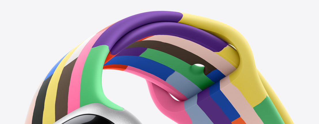 Bracelet sport édition Fierté, intérieur et extérieur, six bandes formées de minces rectangles de différentes teintes unies, dont celles de l’arc-en-ciel, bords légèrement irréguliers, fluoroélastomère doux
