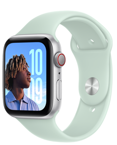 Une Apple Watch SE avec un boîtier en aluminium argent et un bracelet sport aigue-marine (bleu/vert pâle).